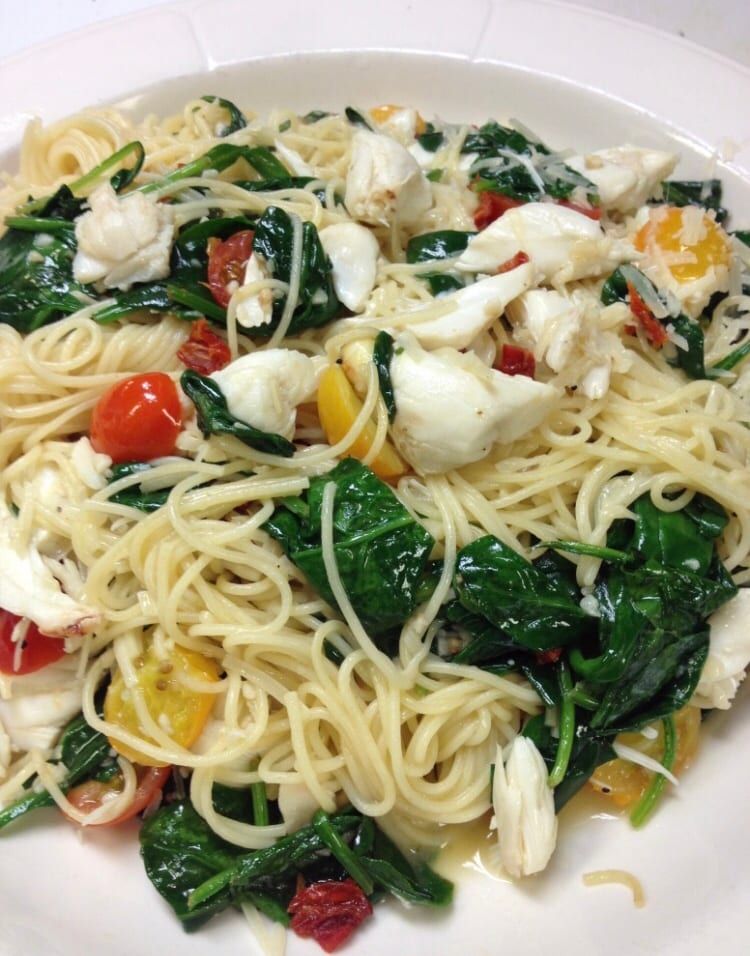 Spaghetti with spinach, tomatoes and seafood